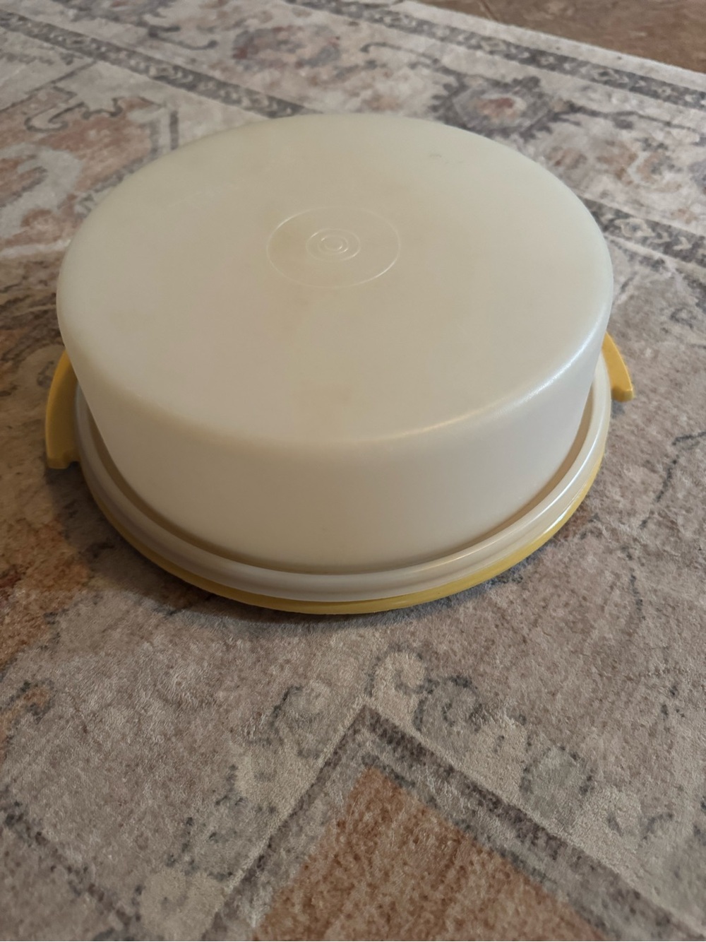 Tupperware Cream and Yellow Round Cake Carrier Lid